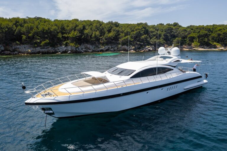 mangusta 92 yacht for sale 70