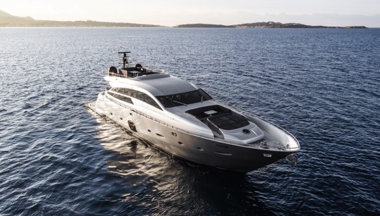 2012/13 PERSHING 92 Yacht for Sale